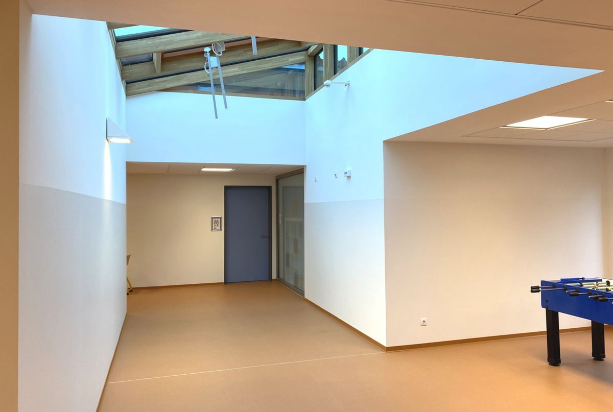 Ein leerer Flur mit einem blauen Tisch in der Mitte