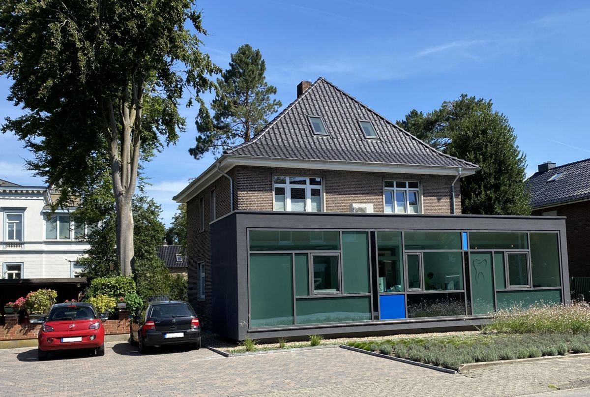 Ein Haus mit zwei davor geparkten Autos