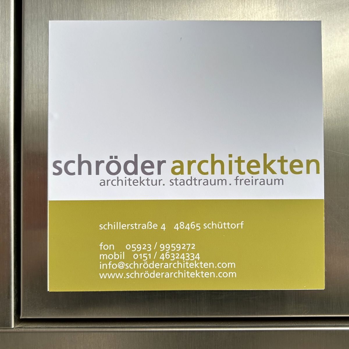 Ein Schild mit der Aufschrift Schröder Architekten