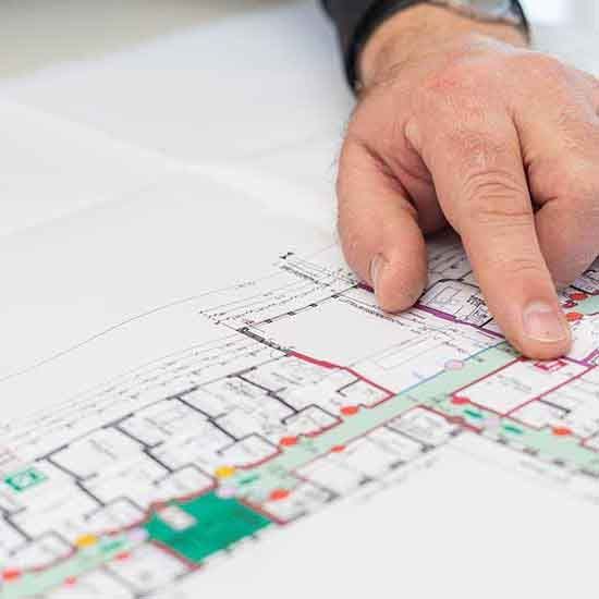 Eine Person zeigt mit dem Finger auf eine Karte.