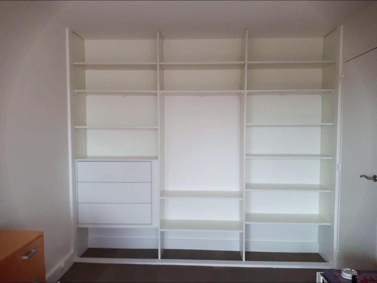 Intérieur de placard en mélaminé blanc