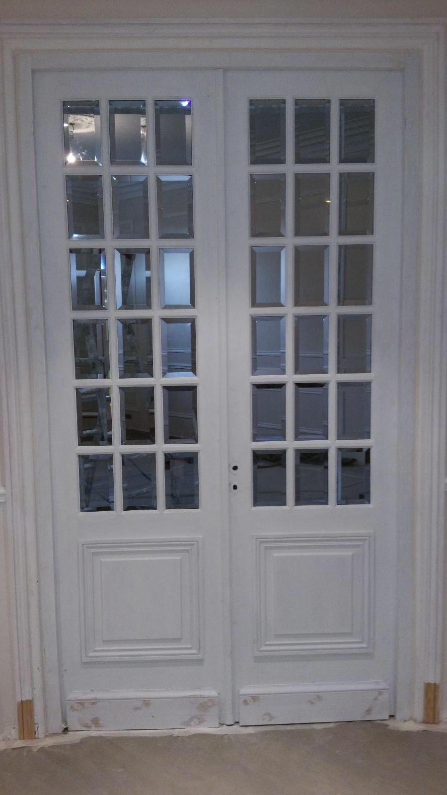 Porte double à petit carreaux