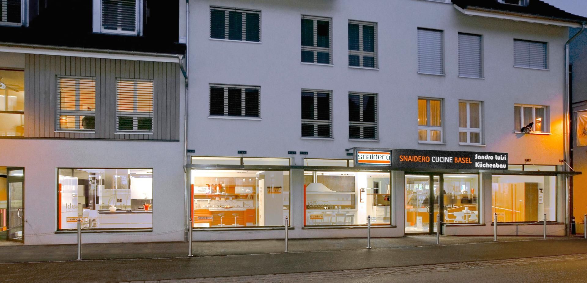 Eine moderne Küche mit grosser Kochinsel und Geräten aus Edelstahl