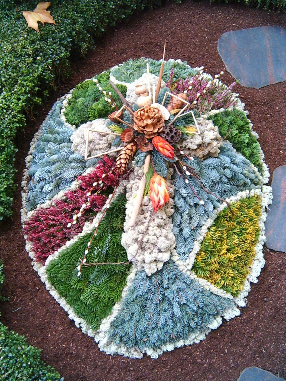 herzförmiges Blumengesteck aus roten und gelben Rosen