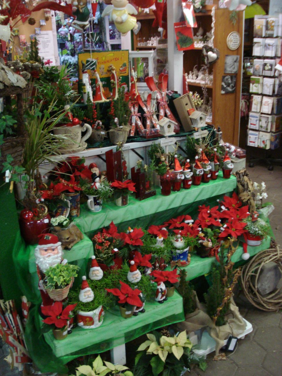 weihnachtliche Dekorationsartikel mit Weihnachtssternen und Weihnachtsmännern