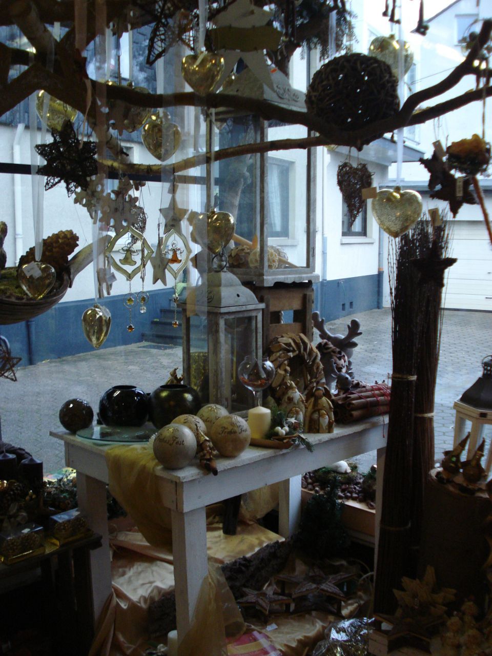 Dekorationsartikel aus Holz und Keramik