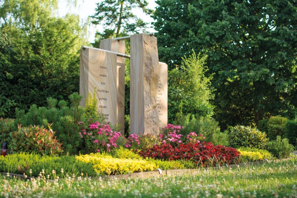 großes Grabmal auf bepflanzter Fläche