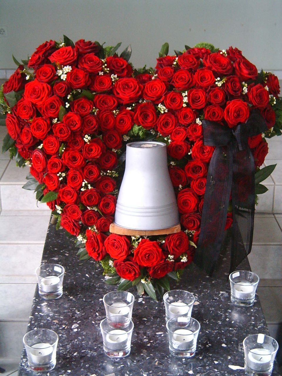 herzförmiges Gesteck aus roten Rosen