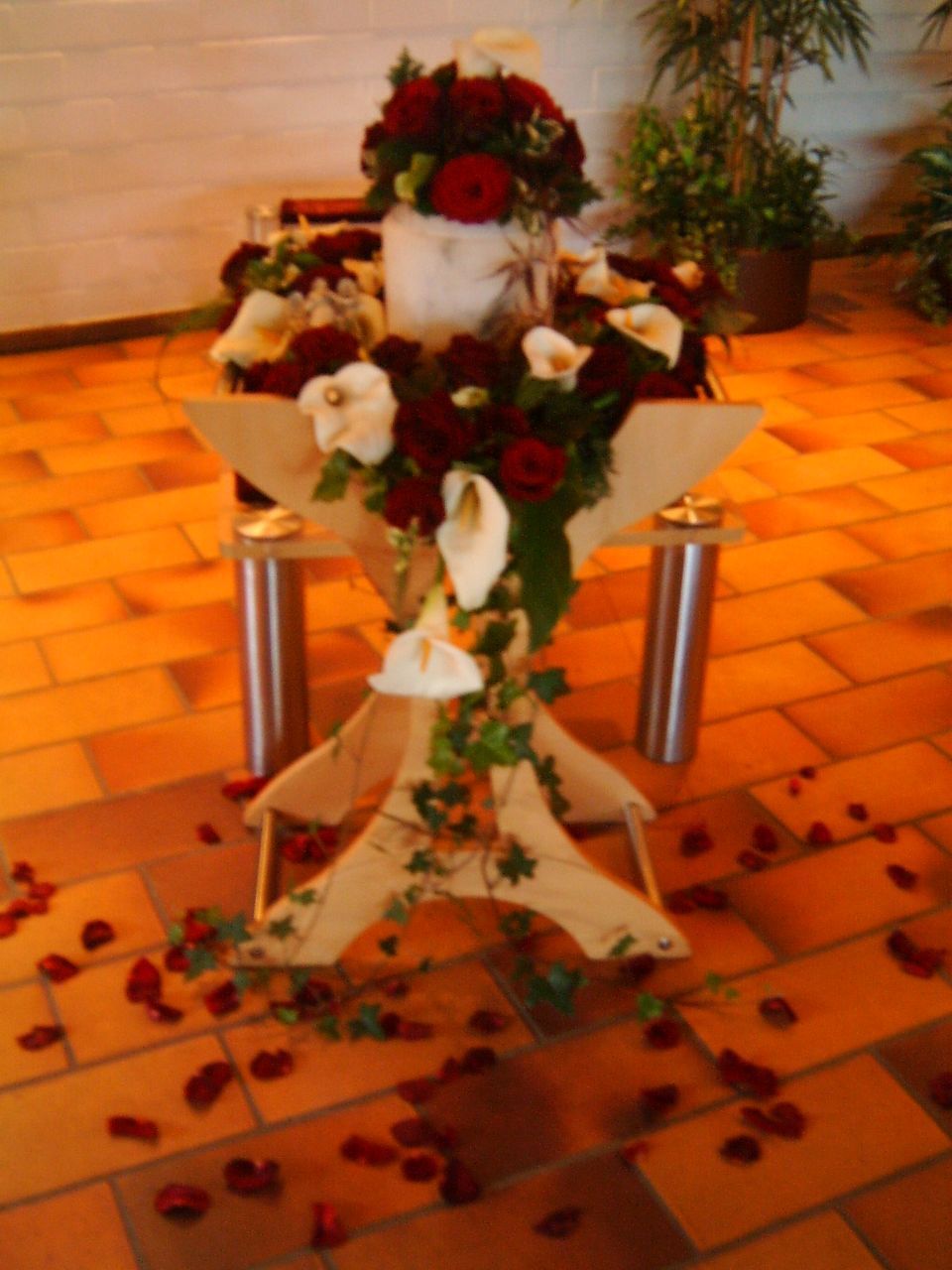 herbstliche Trauergestecke auf einem Grab