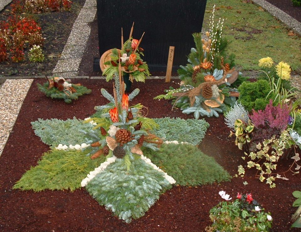 herbstliche Trauergestecke auf einem Grab