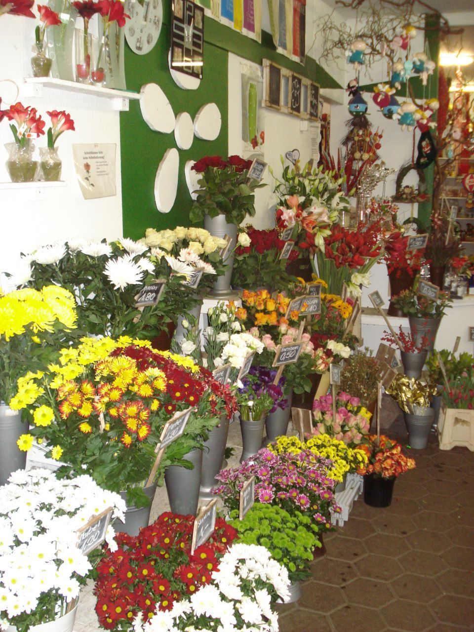 Sortiment an bunten Blumensträußen bei Blumenhaus und Friedhofsgärtnerei Nowak