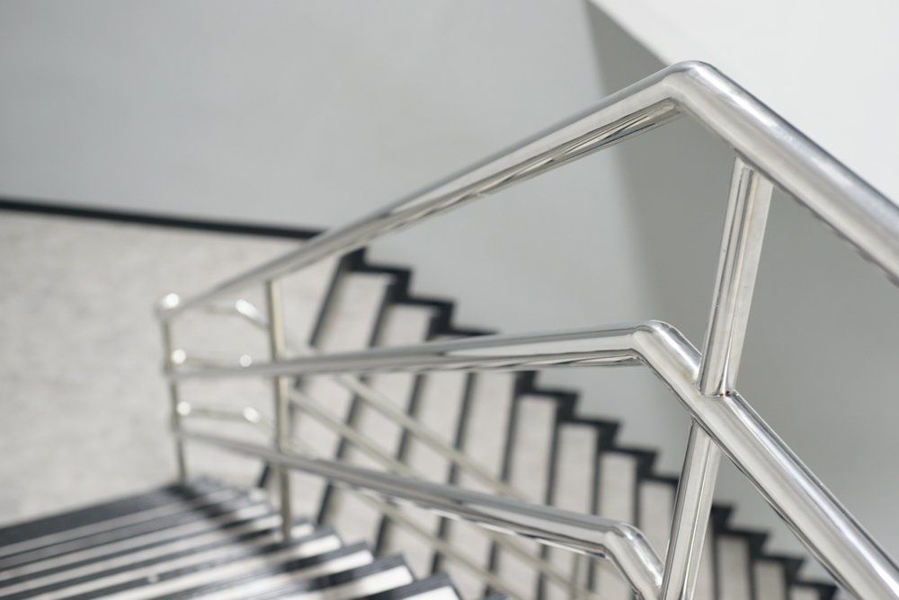 Cage d'escalier avec garde-corps en aluminium