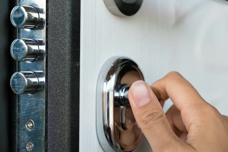 Personne ouvrant une porte blindée blanche