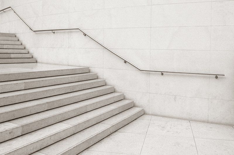 Rampe d'escaliers dans un grand bâtiment blanc