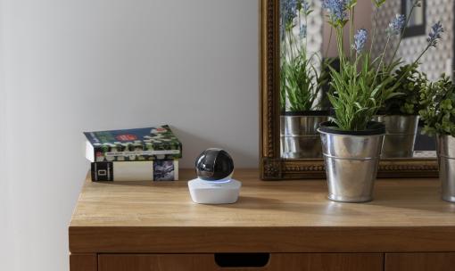 Caméra de surveillance sur une commode