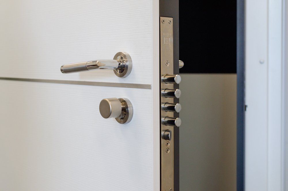 Porte blanche avec serrure sécurisée renforcée