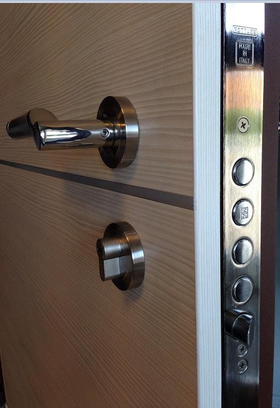 Porte d'entrée beige avec liserés aluminium