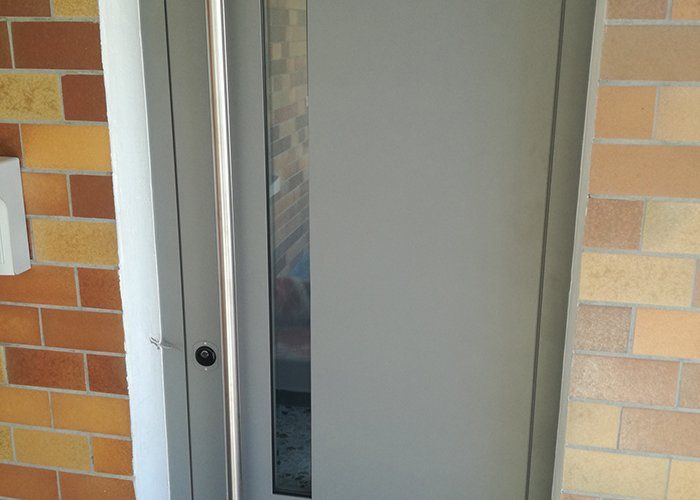 Porte d'entrée en métal gris souris