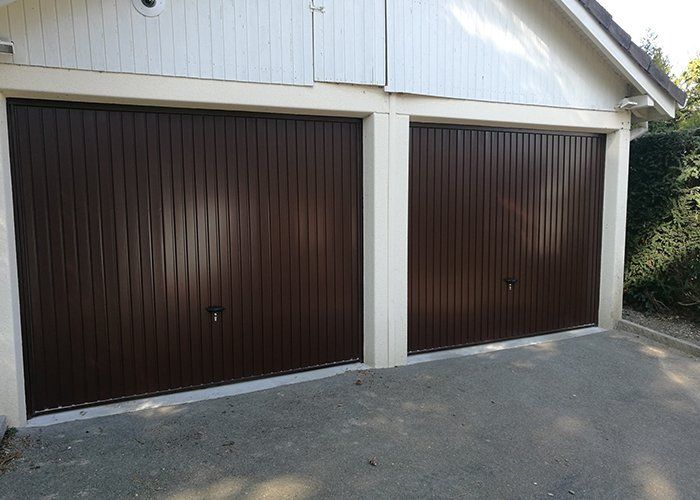 Deux portes de garage basculantes marrons