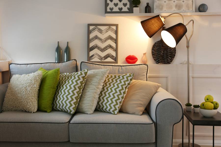 Couch mit Stehlampe