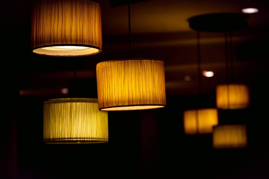 Herabhängende Leuchten im warmweißen Licht 