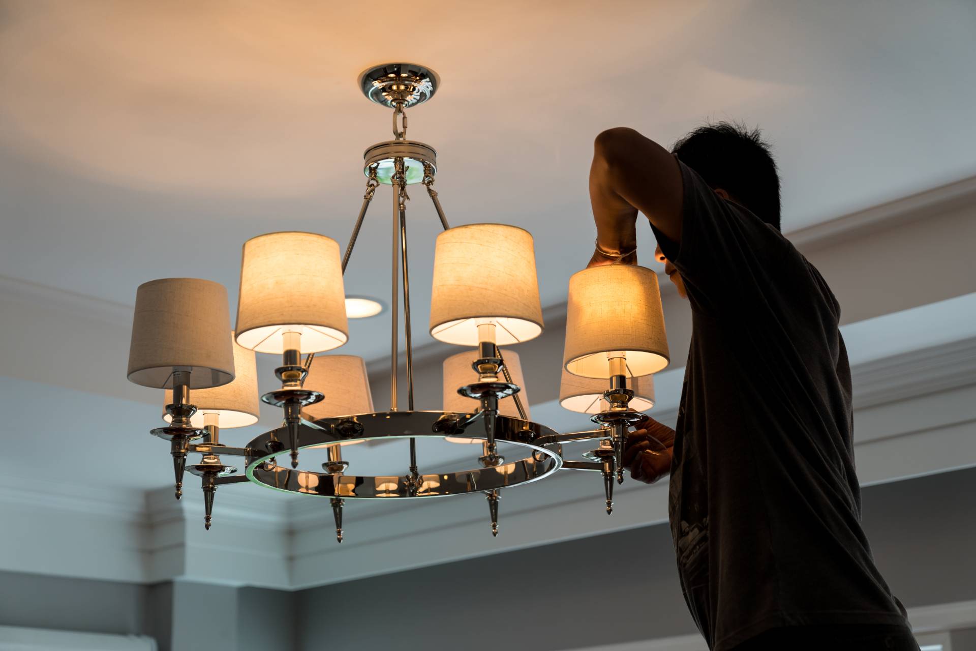 Handwerker bei der Lampen Reperatur in Düsseldorf.