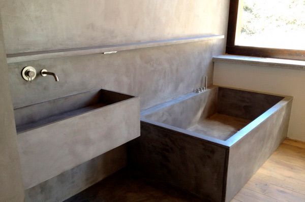 Un baño con lavabo y bañera.