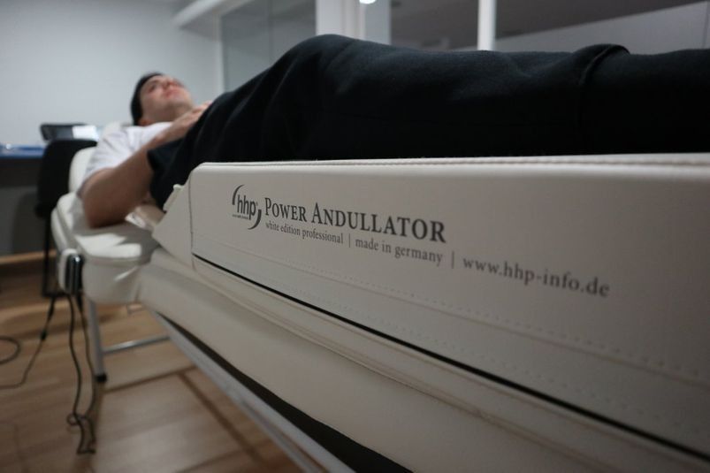 Un hombre está acostado en una cama que dice andador de potencia