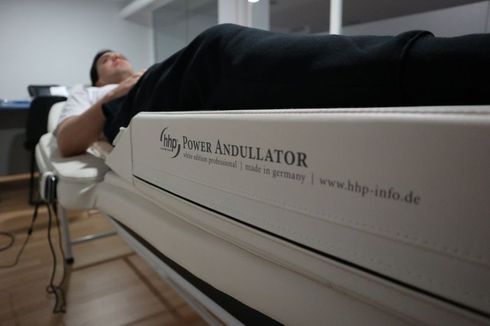 Un hombre está acostado en una cama que dice andador de potencia