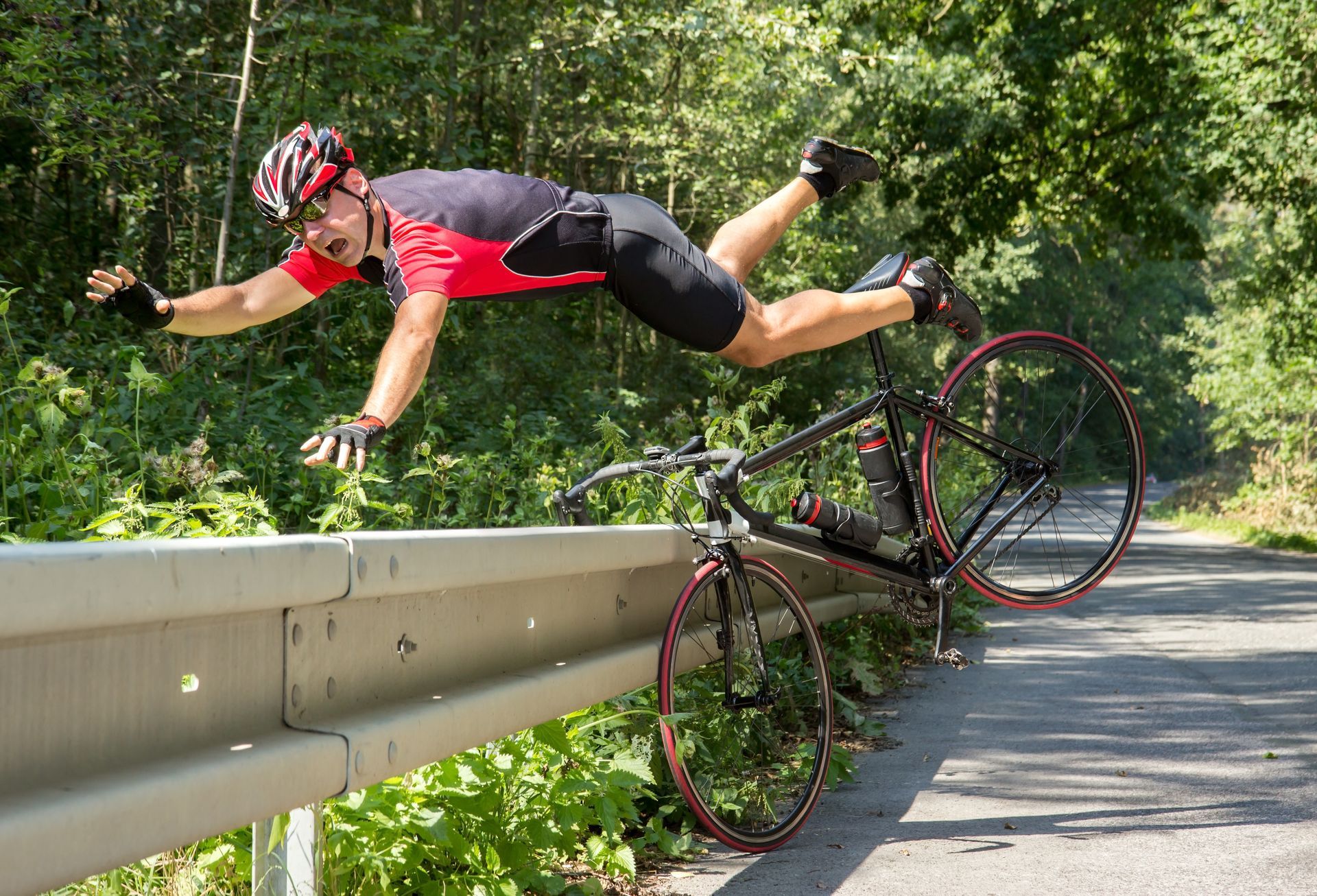 Homme âgé tombant de son vélo