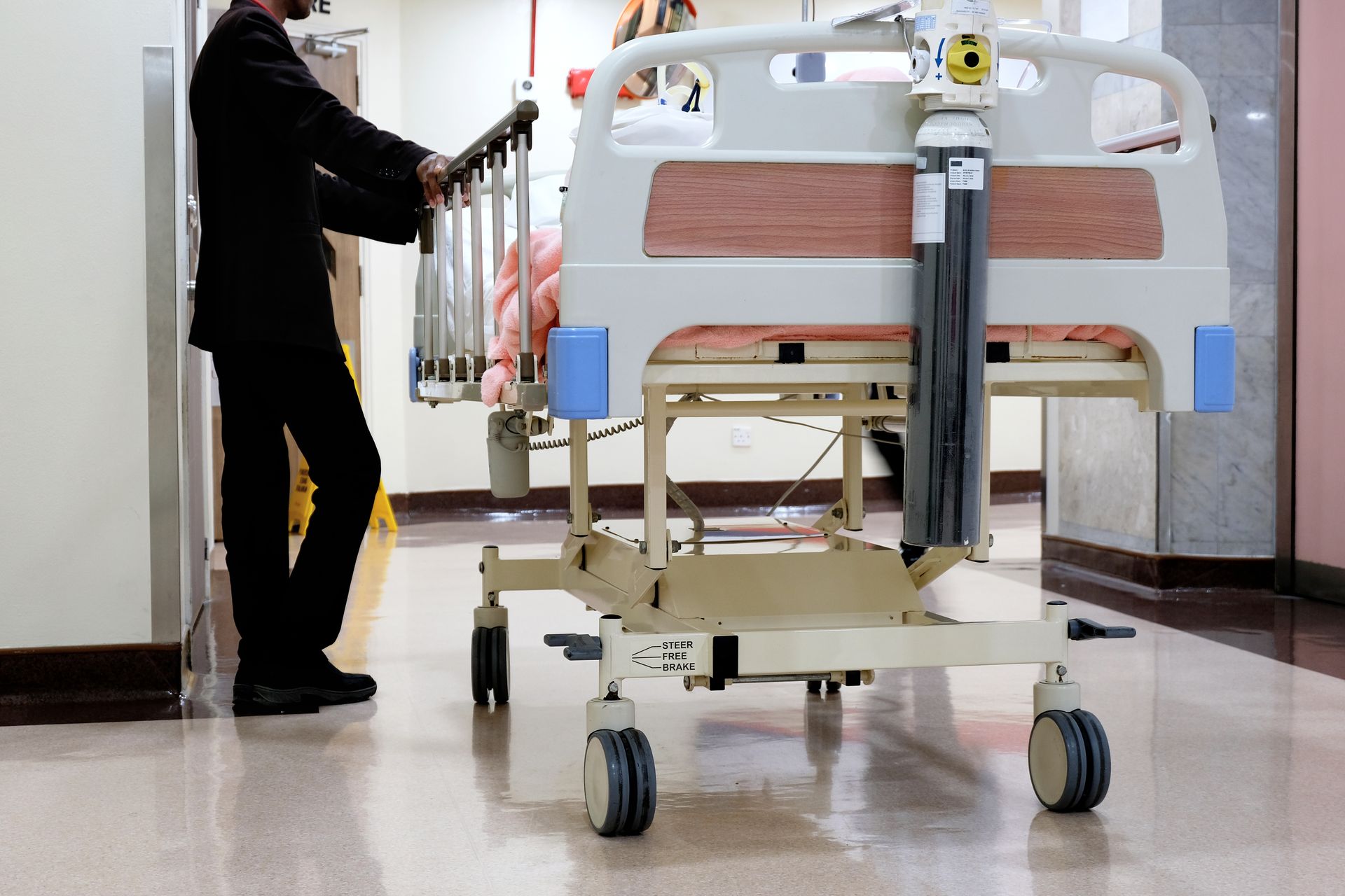 Hospitalisation d'une personne sur un lit médicalisé