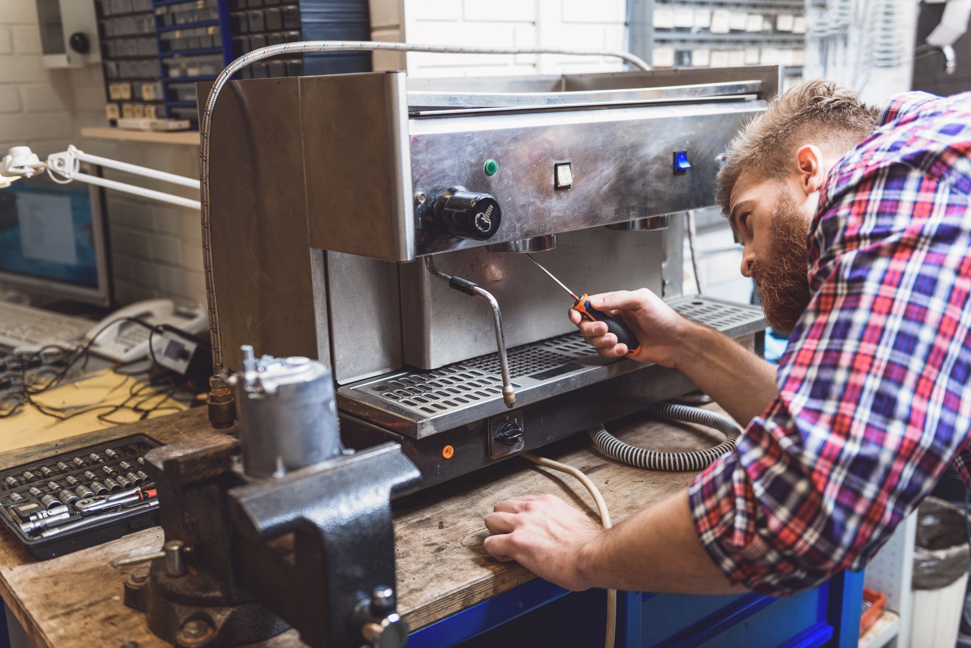 Technicien réparant une machine à café de barista