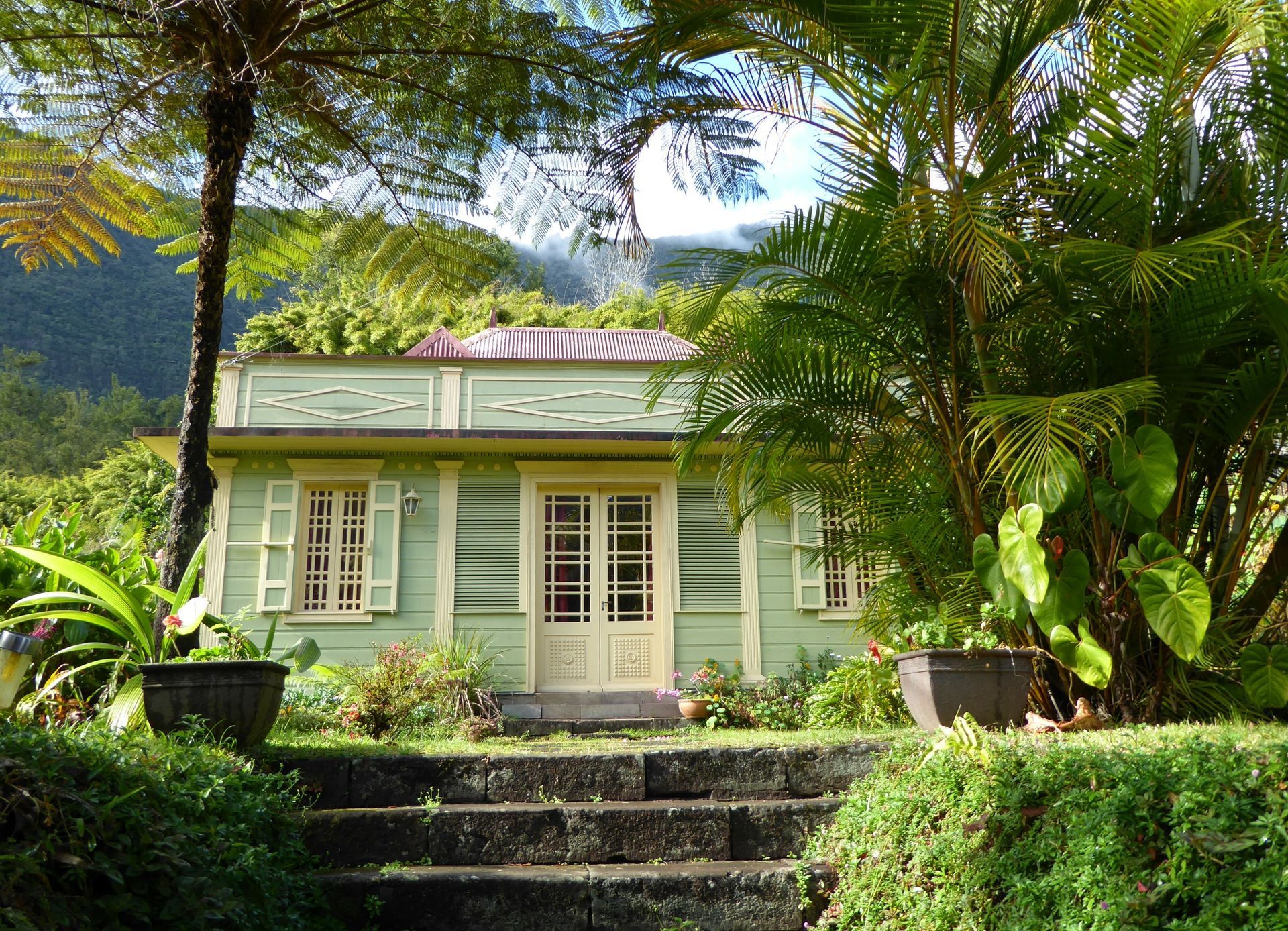 Maison avec une façade verte
