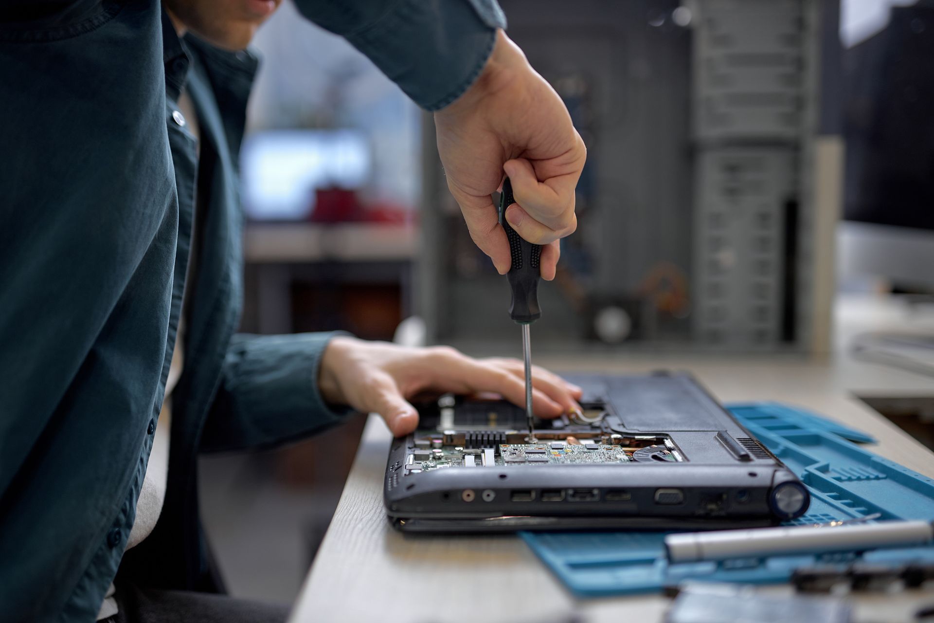 Réparation d'un ordinateur portable par un technicien