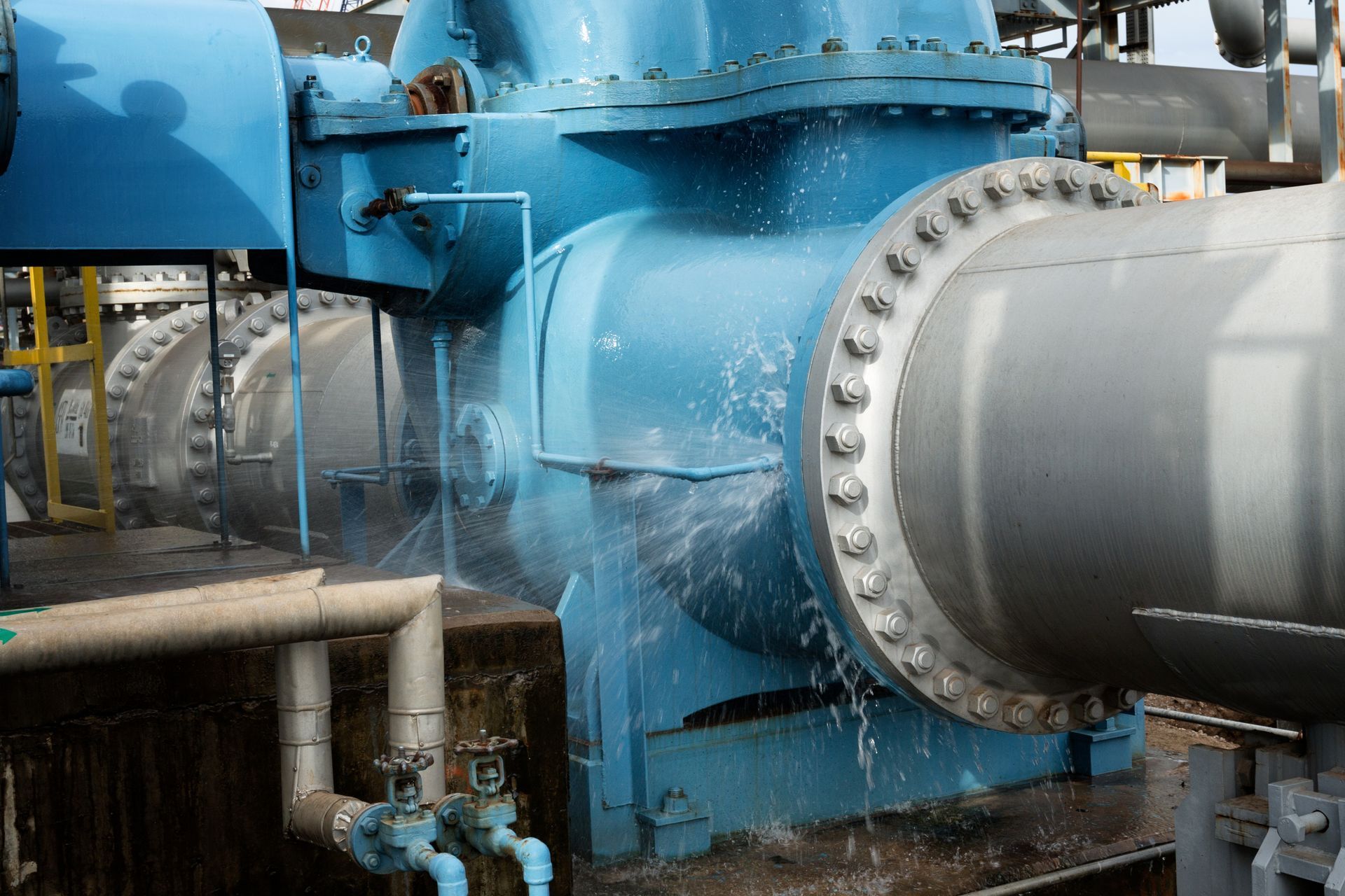 Gros tuyau de machine cassé