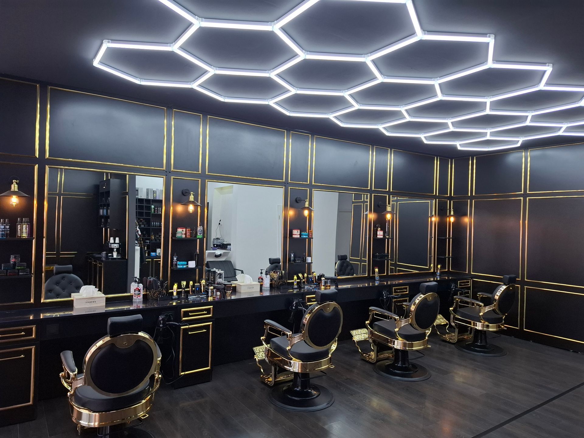 Adam´s Haircut, Friseursalon, Barbershop, Friseurstühle