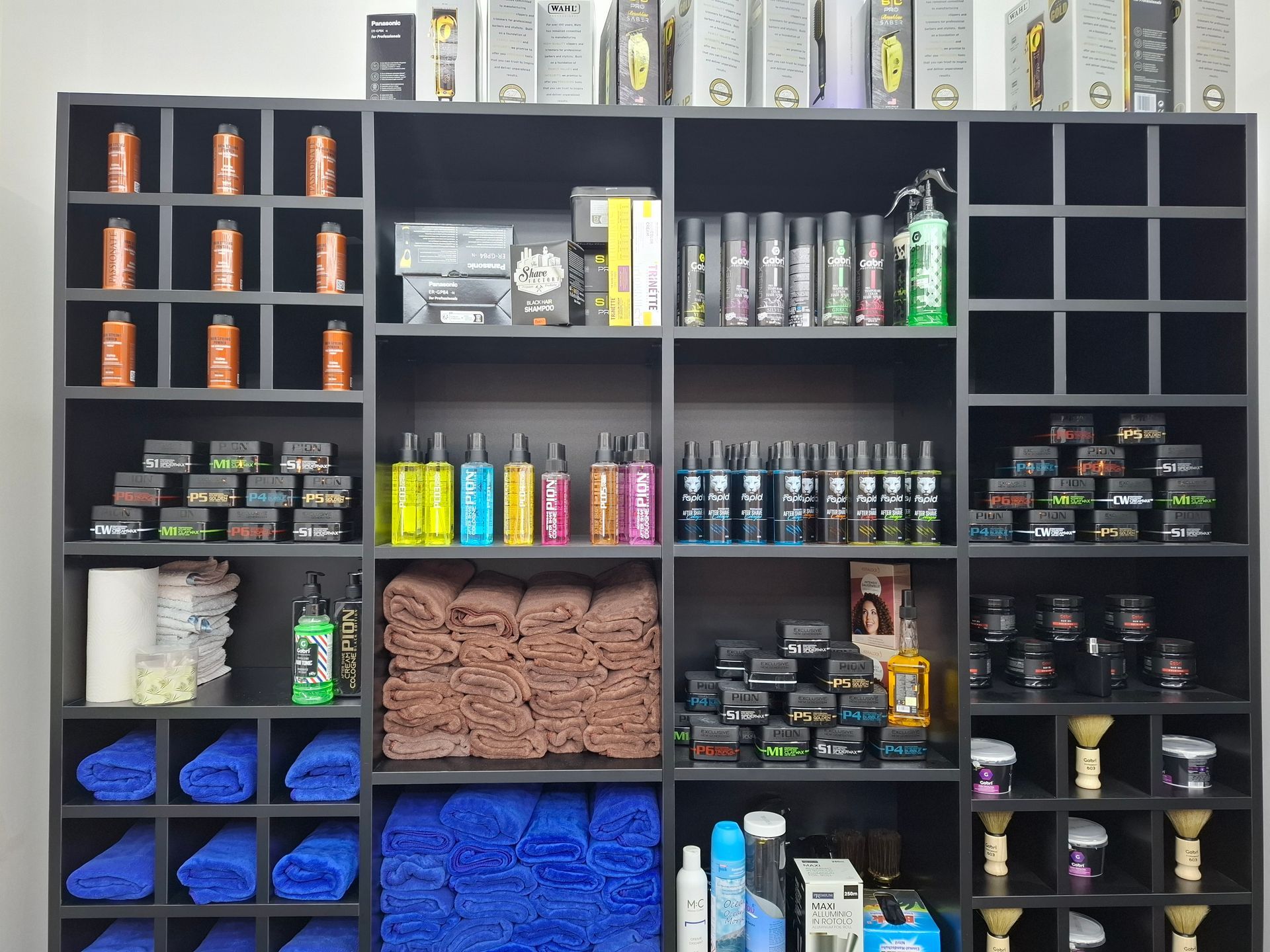 Adam´s Haircut, Friseursalon, Barbershop, Friseurstühle Haarpflegeprodukte, Waschbecken