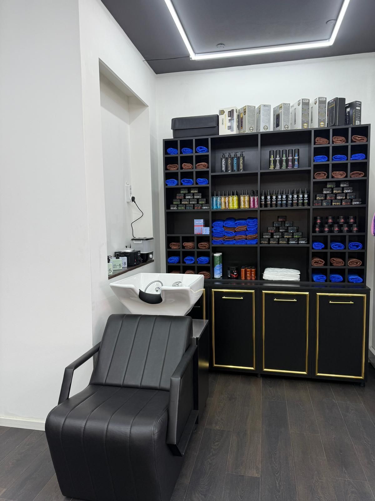 Adam´s Haircut, Friseursalon, Barbershop, Friseurstühle, Haarpflegeprodukte, Waschbecken