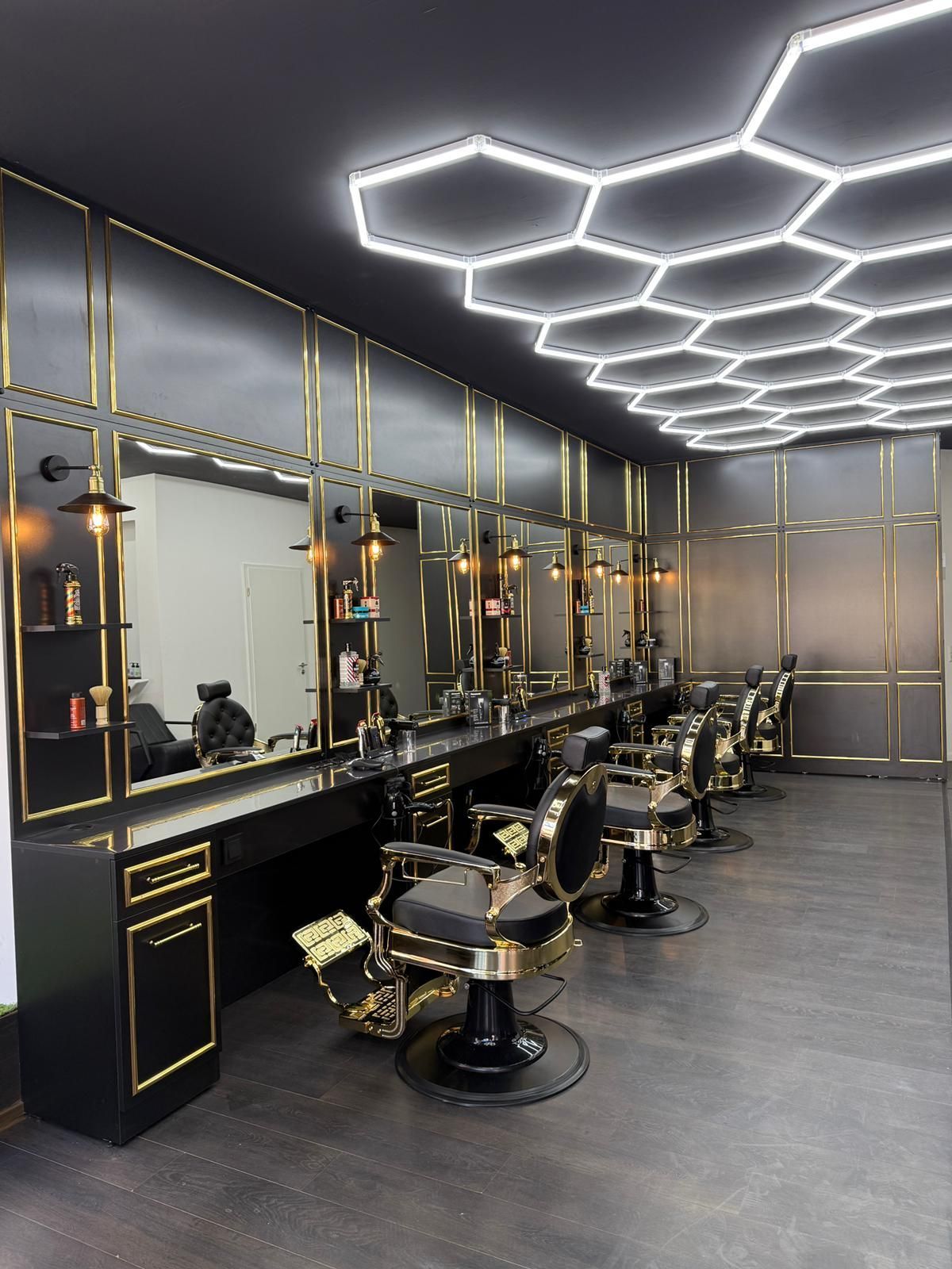 Adam´s Haircut, Friseursalon, Barbershop, Friseurstühle