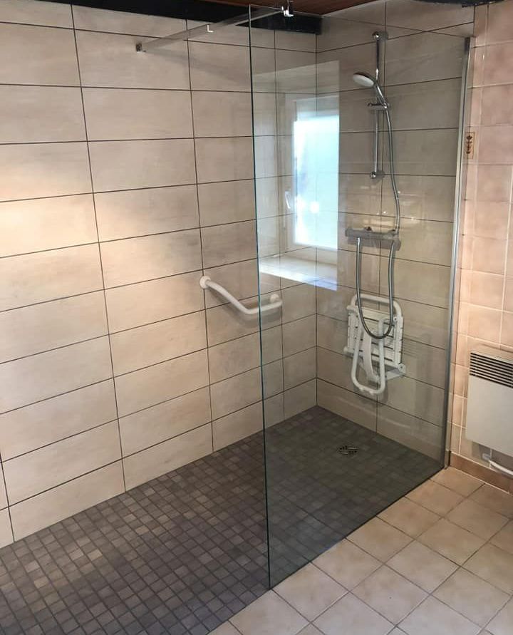 Douche italienne avec paroi en verre