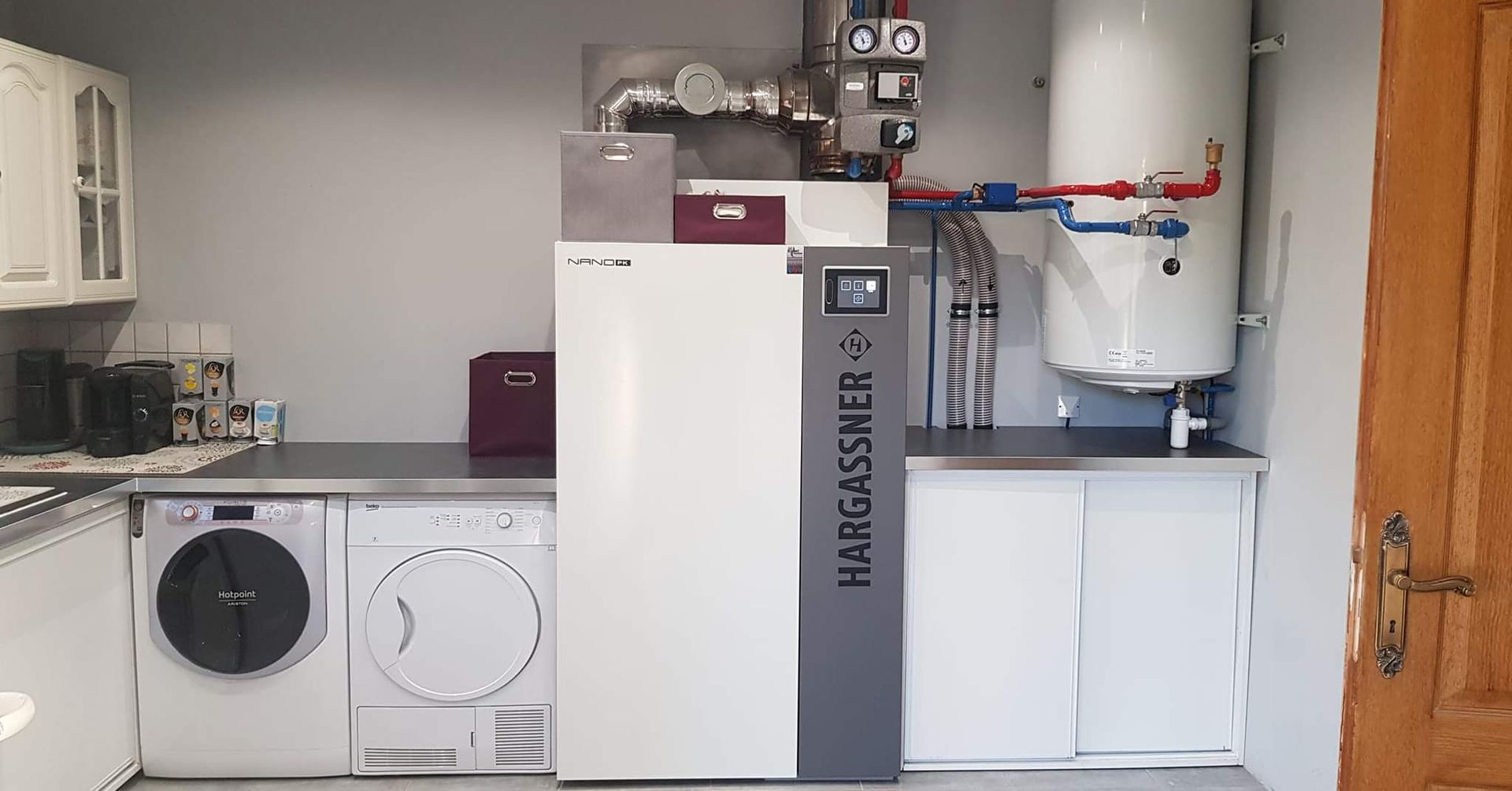 Chaudière et chauffe-eau dans une salle de bains