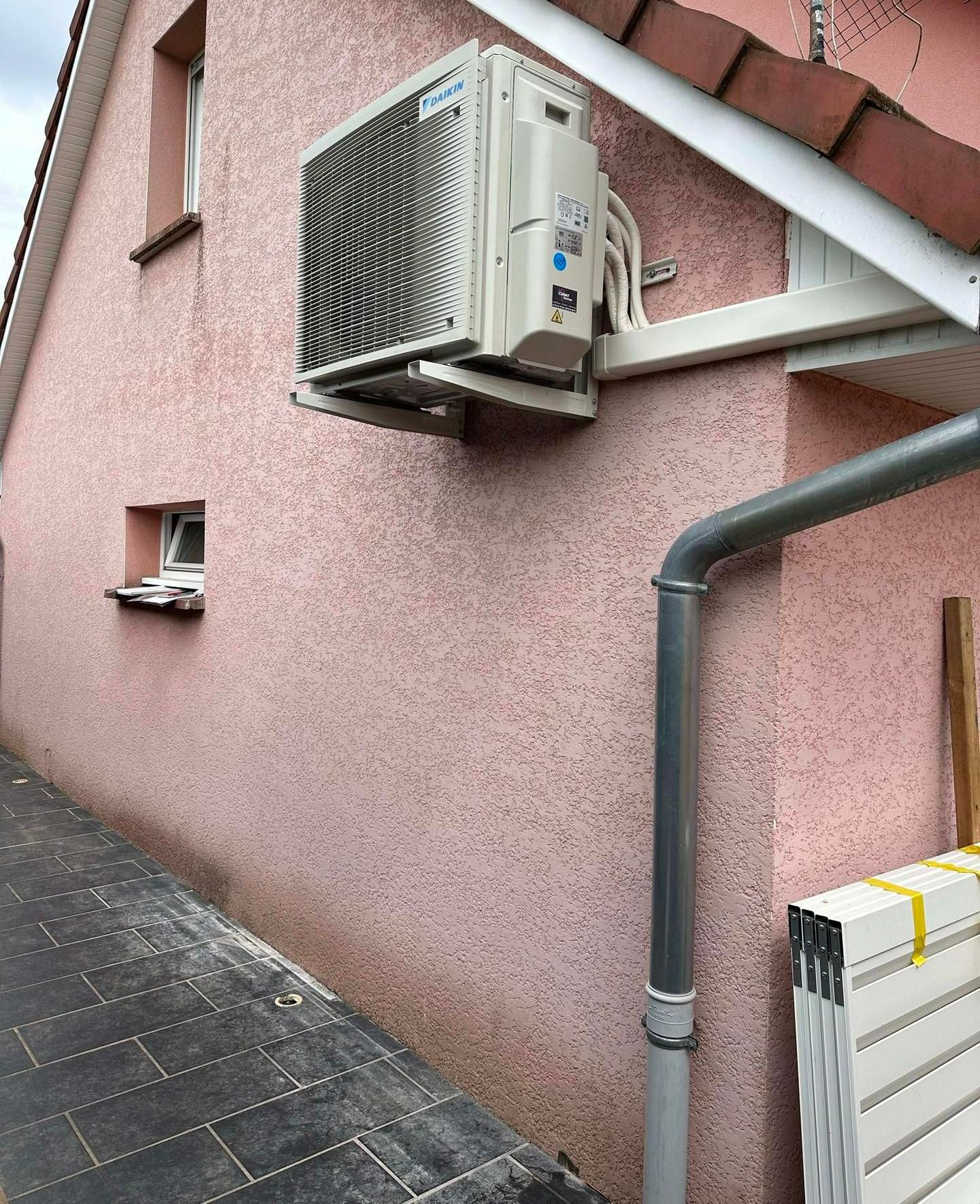 Bloc extérieur de climatisation en hauteur