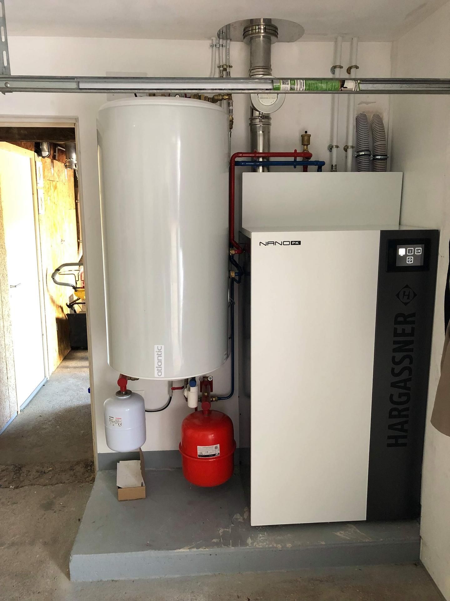 Chaudière et ballon d'eau chaude blanc