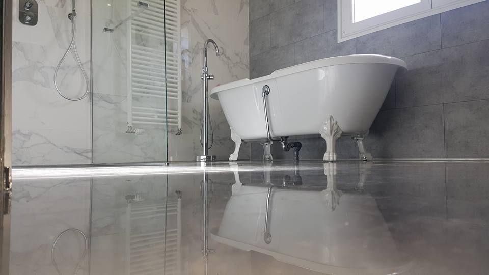 Salle de bains avec baignoire sur pieds