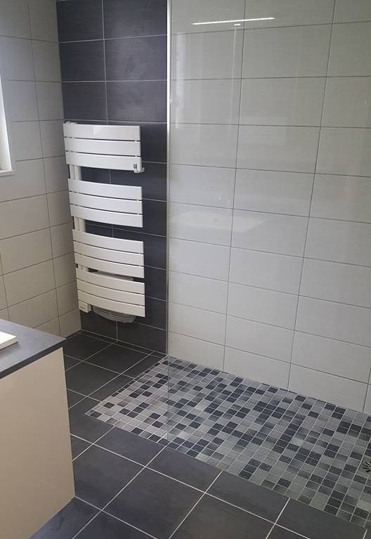 Salle de bains avec sèche-serviettes