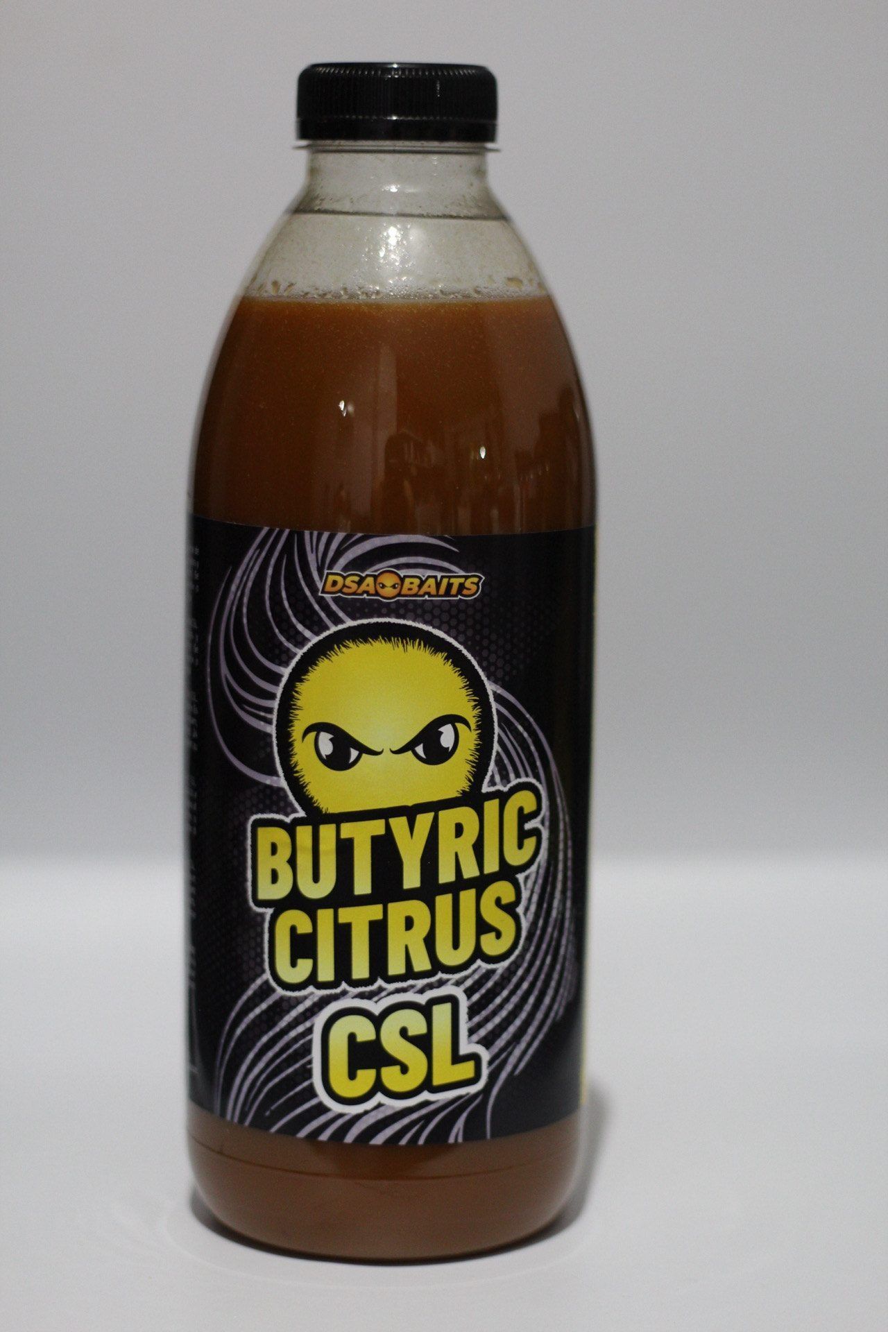 Una botella de butírico cítrico CSL reposa sobre una superficie blanca.