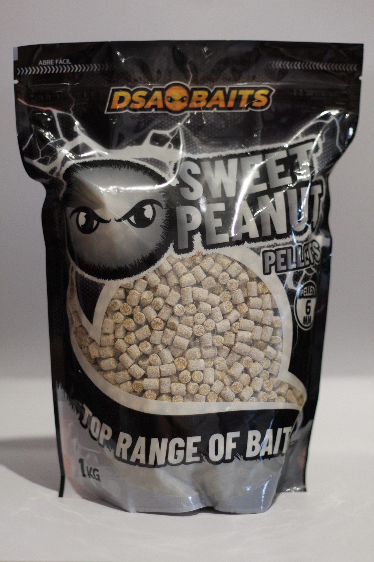 Una bolsa de cacahuetes dulces está sobre una mesa.