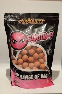 Una bolsa de cebos para calamares está sobre una mesa.