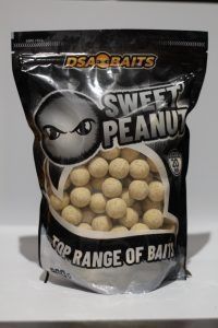 Una bolsa de cacahuetes dulces está sobre una mesa.