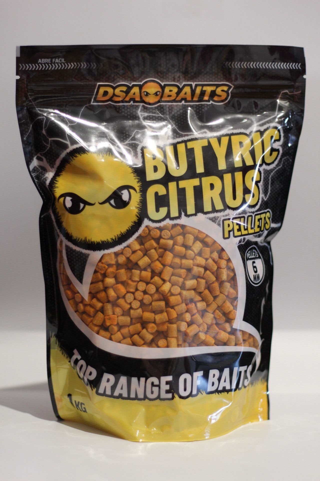 Una bolsa de pellets de cítricos butíricos está sobre una mesa.